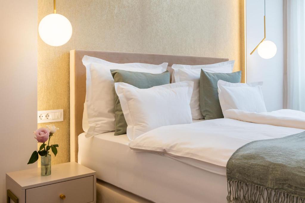 Ein Bett oder Betten in einem Zimmer der Unterkunft www VillaGoldenHill com