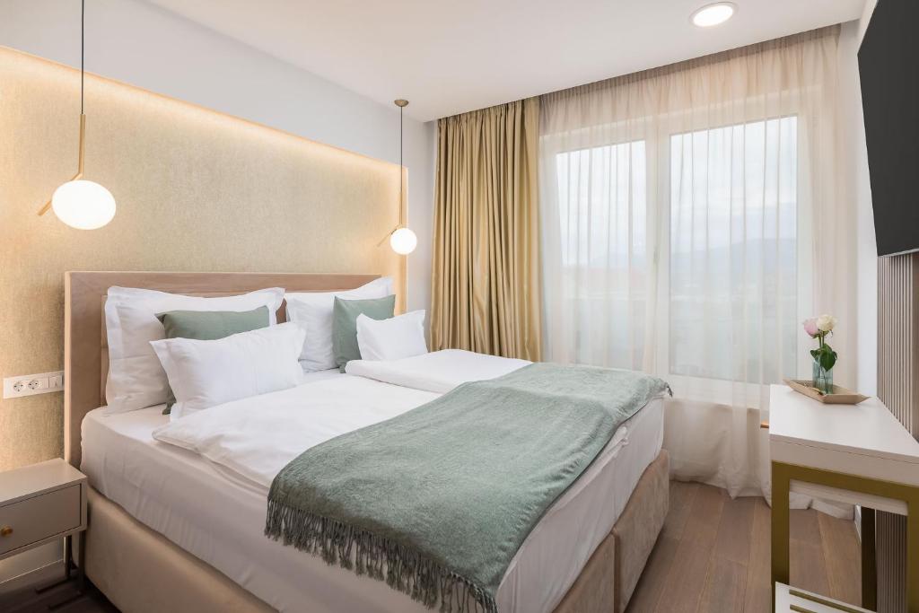 Ein Bett oder Betten in einem Zimmer der Unterkunft www VillaGoldenHill com