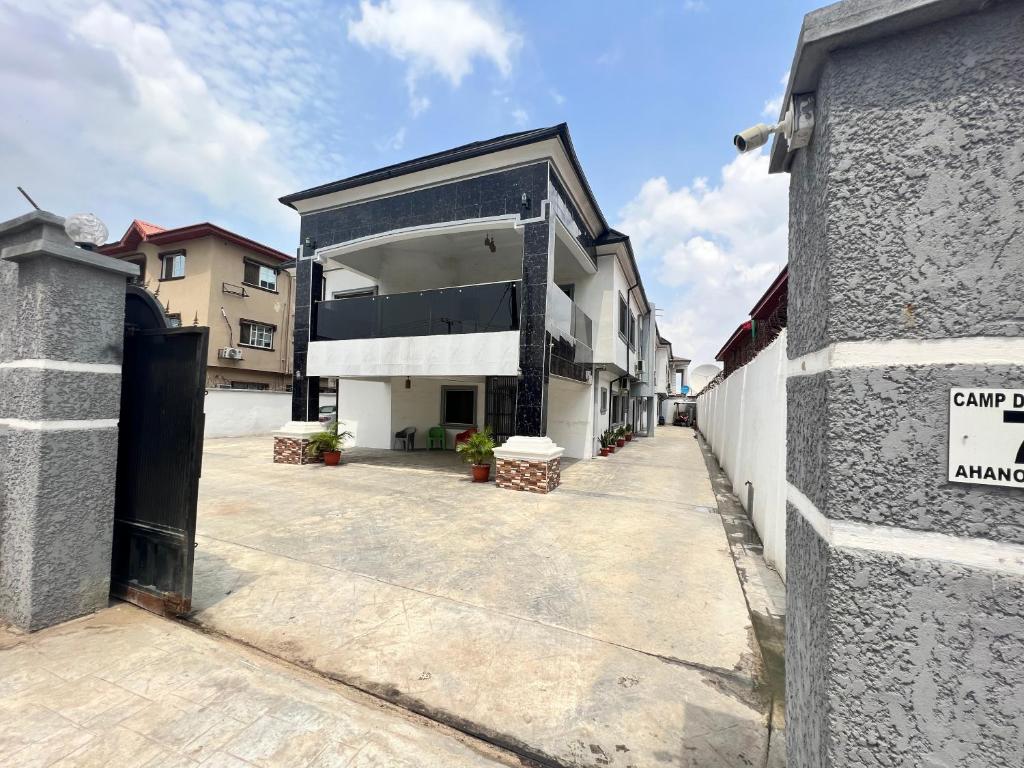 uma rua vazia com um prédio com garagem em CampDavid Luxury Apartments Ajao Estate Airport Road Lagos 0 8 1 4 0 0 1 3 1 2 5 em Lagos