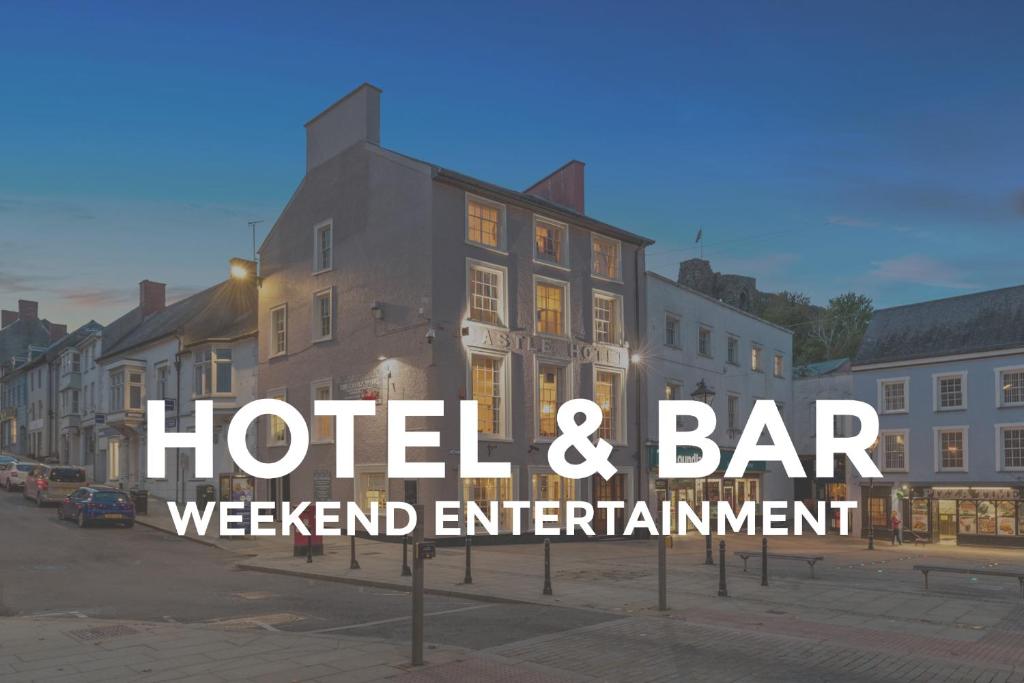 ein Hotel und eine Bar mit den Worten Hotel und Bar am Wochenende Unterhaltung in der Unterkunft Castle Hotel Haverfordwest in Haverfordwest