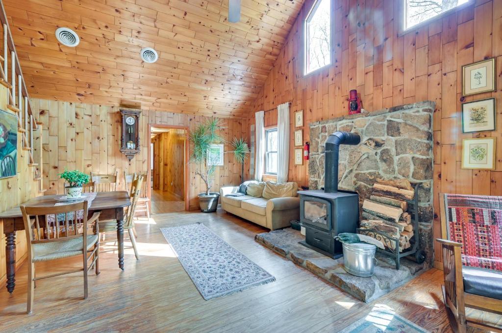 Χώρος καθιστικού στο Cozy Appalachian Getaway 5 Mi to Prospect Peak!