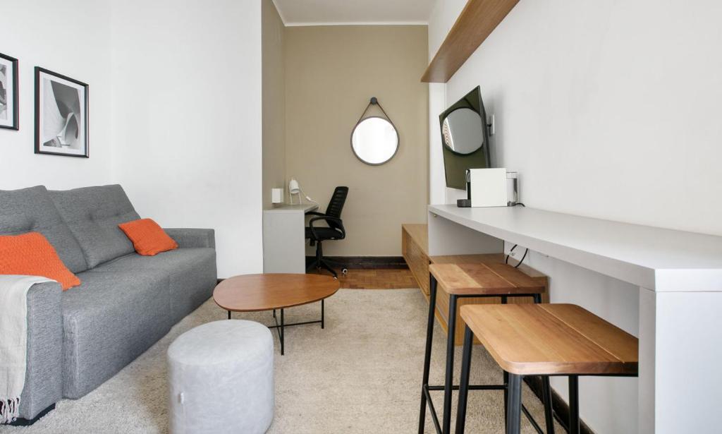 sala de estar con sofá y mesa en Tabas Lindo apê 2 quartos em Copacabana CP0005, en Río de Janeiro