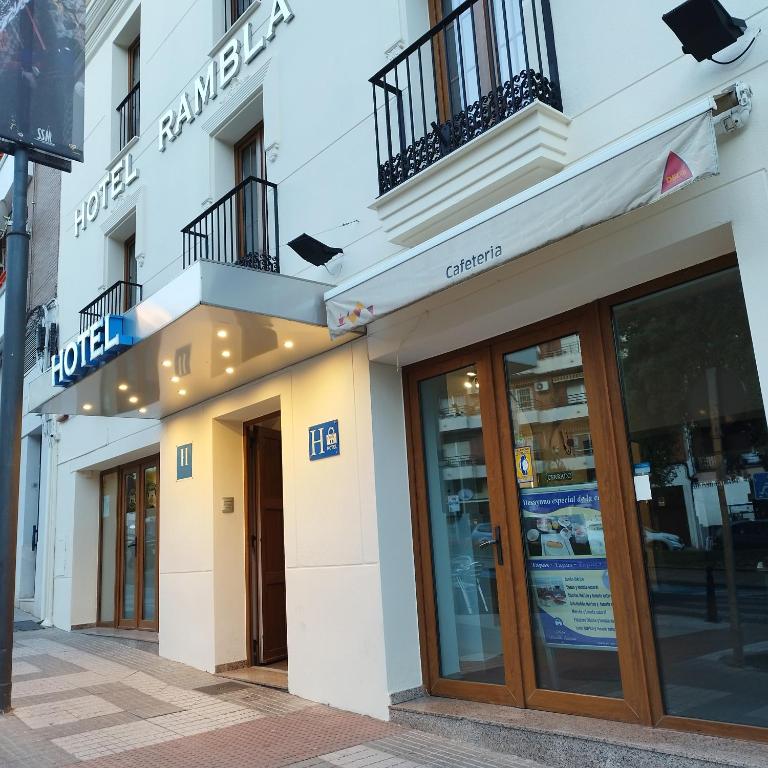 una fachada de un hotel con puertas de cristal en Hotel don Manuel, centro ciudad, en Mérida