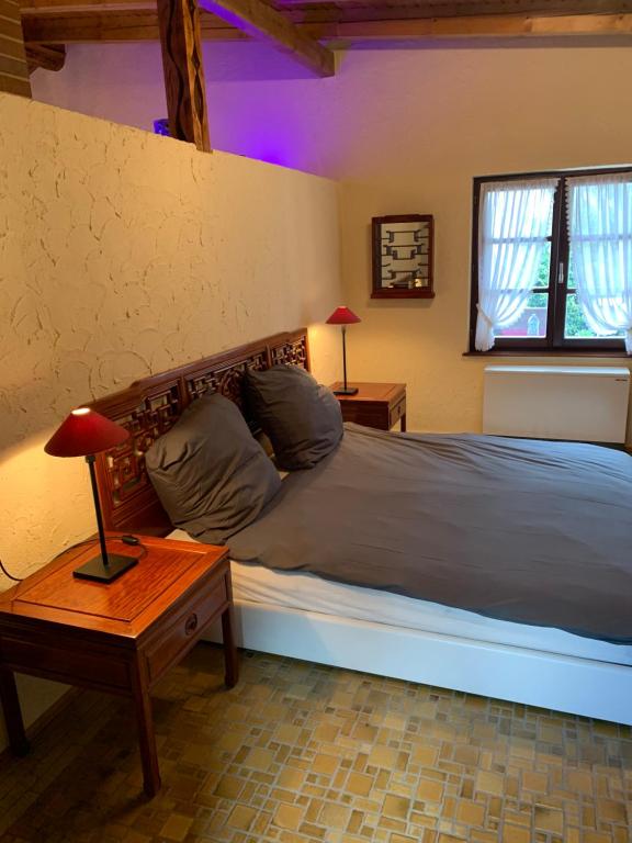 una camera da letto con un letto e un tavolo con una lampada di Trusties a Dirbach
