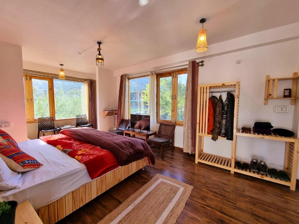 Postel nebo postele na pokoji v ubytování The Bunker Burwa Manali