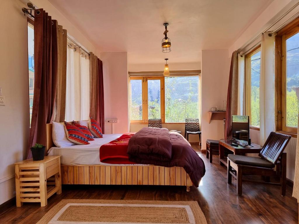 Postel nebo postele na pokoji v ubytování The Bunker Burwa Manali