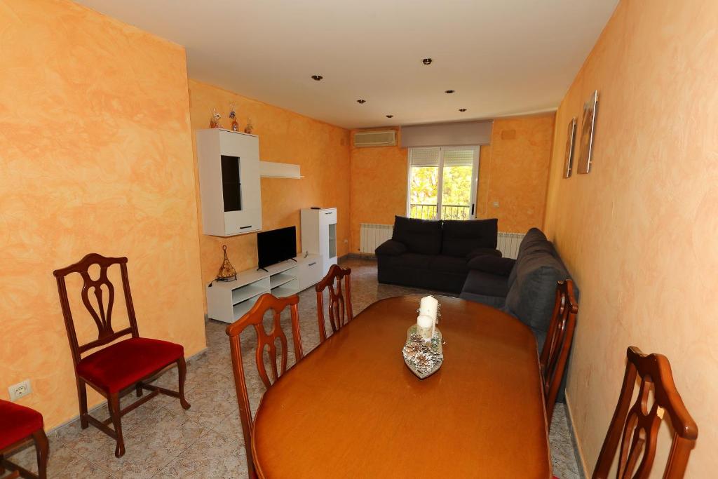 - un salon avec une table et un canapé dans l'établissement The Mare House, à Hellín