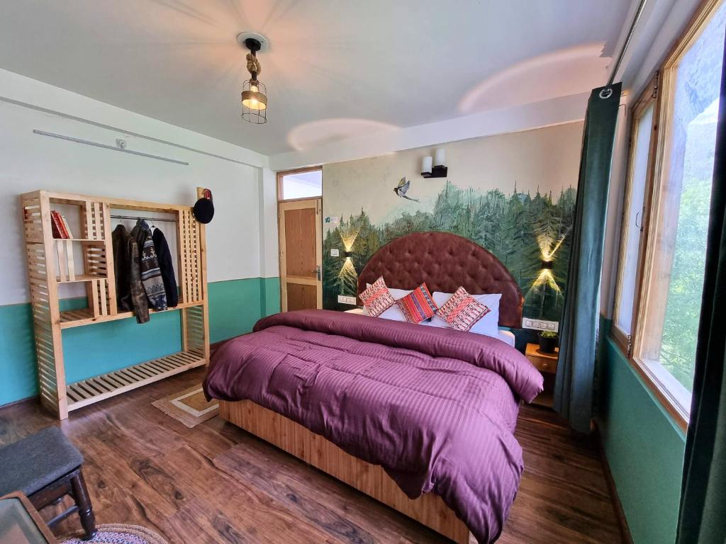 Postel nebo postele na pokoji v ubytování The Bunker Burwa Manali