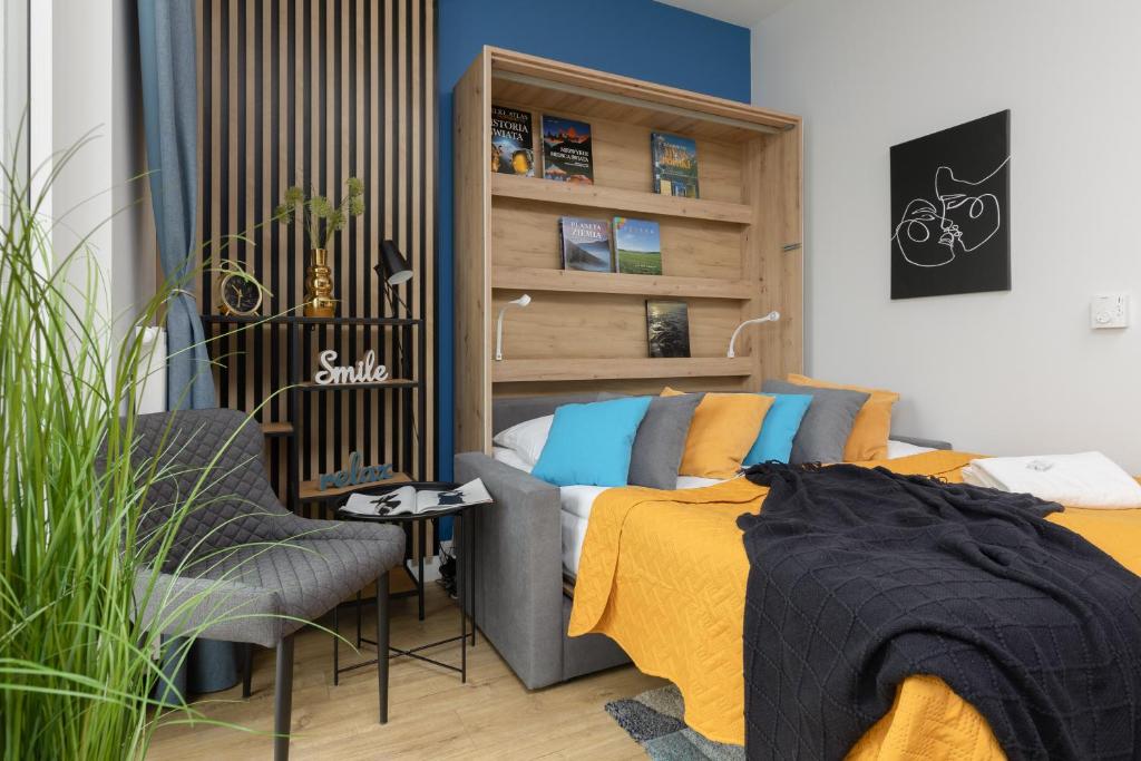1 dormitorio con 1 cama, 1 sofá y 1 silla en Business Apartments Kasprzaka with Parking by Renters, en Varsovia