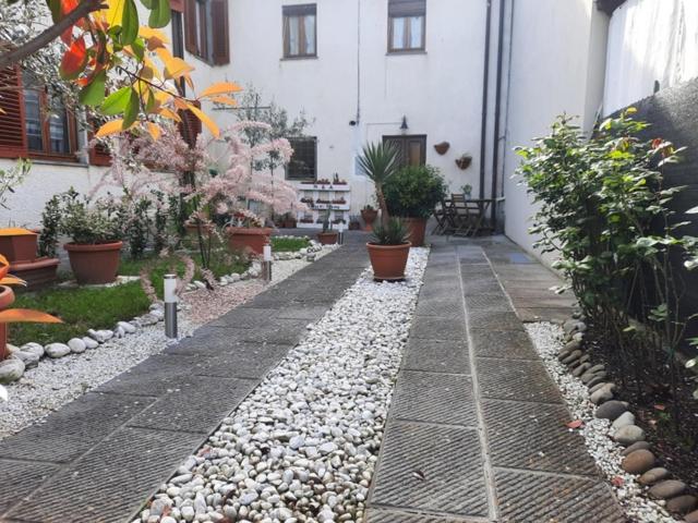 um jardim com vasos de plantas e um edifício em N. & A. Sweet Home em Lucca
