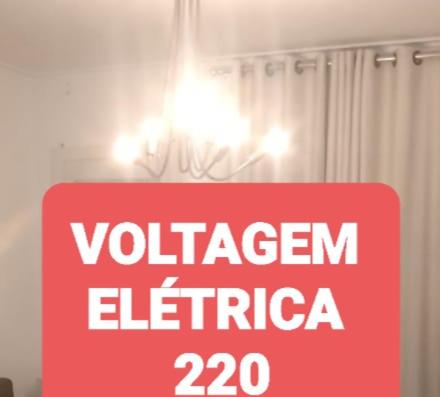 馬塞約的住宿－NA BEIRA MAR DE PAJUCARA- EDIF NEO- APARTAMENTO QUARTO E SALA- TEM VARANDA - VISTA LATERAL DO MAR- RUA JULIO PLECH FILHO 60 ESQUINA COM AVENIDA DOUTOR ANTONIO GOUVEIA - CONSUMO ELETRICO É PAGO No CKECK-OUT 1KWH É 1,35 REIAS，带有电压电感的红标