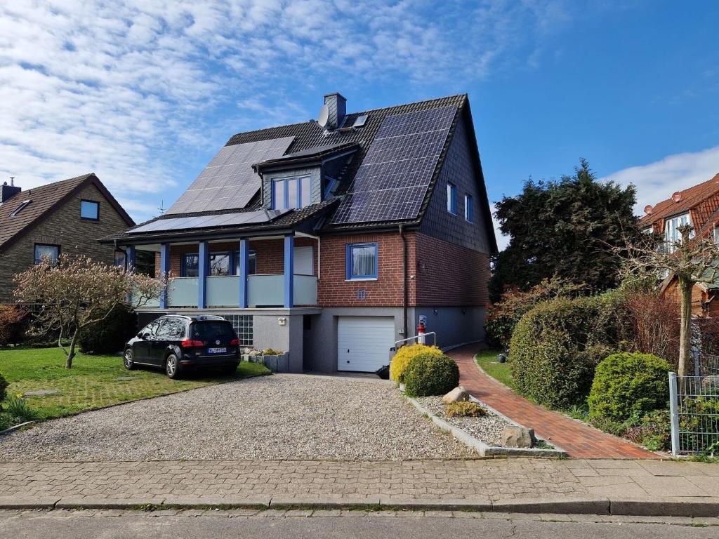 ein Haus mit einem Auto in der Einfahrt in der Unterkunft Apartment, Grömitz in Grömitz