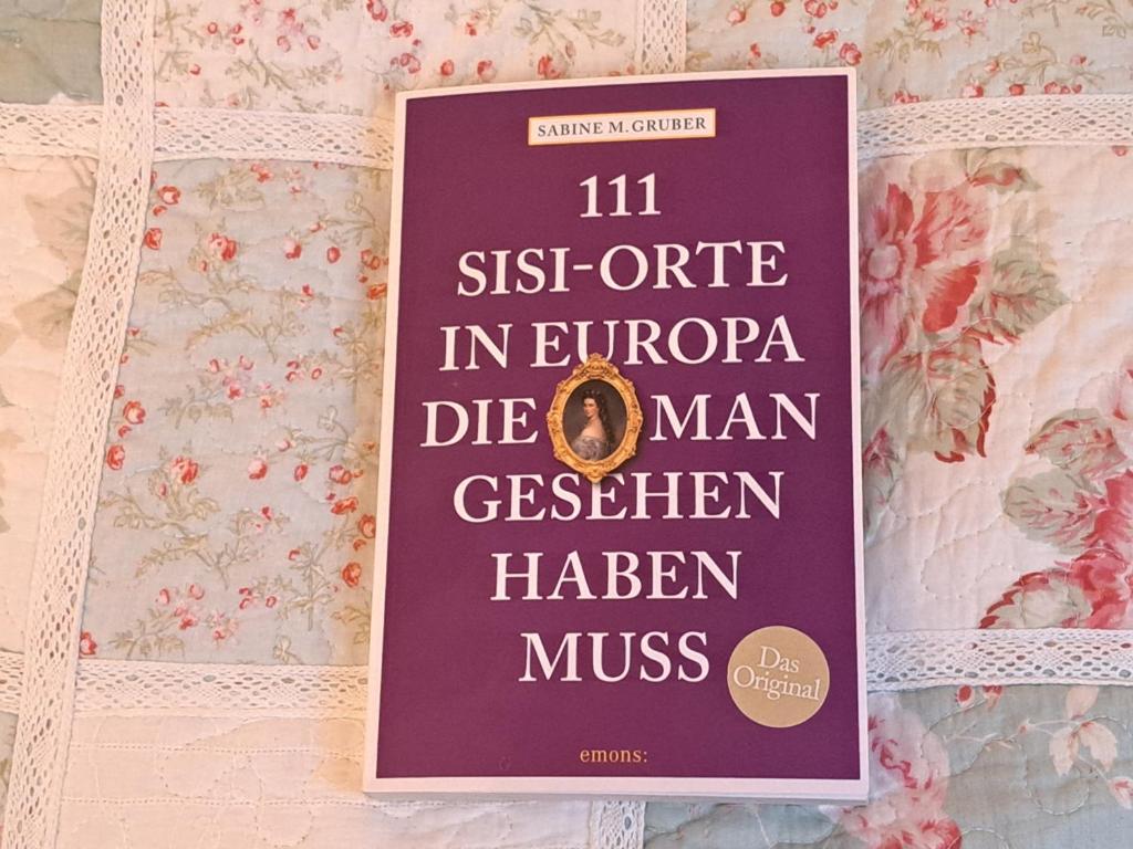 um livro sentado em cima de uma parede em Sisi-Schloss Rudolfsvilla - Duo em Reichenau