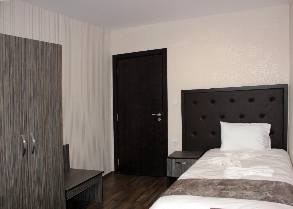 Postel nebo postele na pokoji v ubytování Family Hotel Silistra