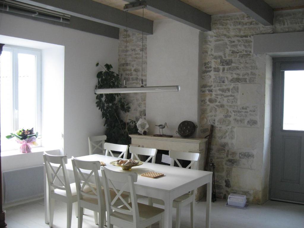 Reštaurácia alebo iné gastronomické zariadenie v ubytovaní Maison de ville et cabane de plage