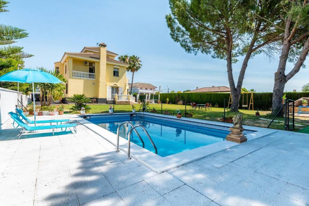 uma piscina em frente a uma casa em Star's House Sevilla.Con piscina,10 min de Sevilla em Valencina de la Concepción