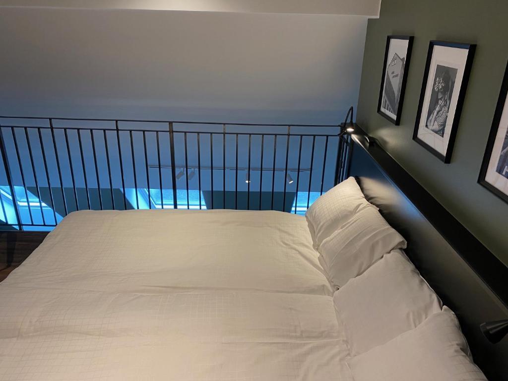 Postel nebo postele na pokoji v ubytování Magnolia House Sollentuna