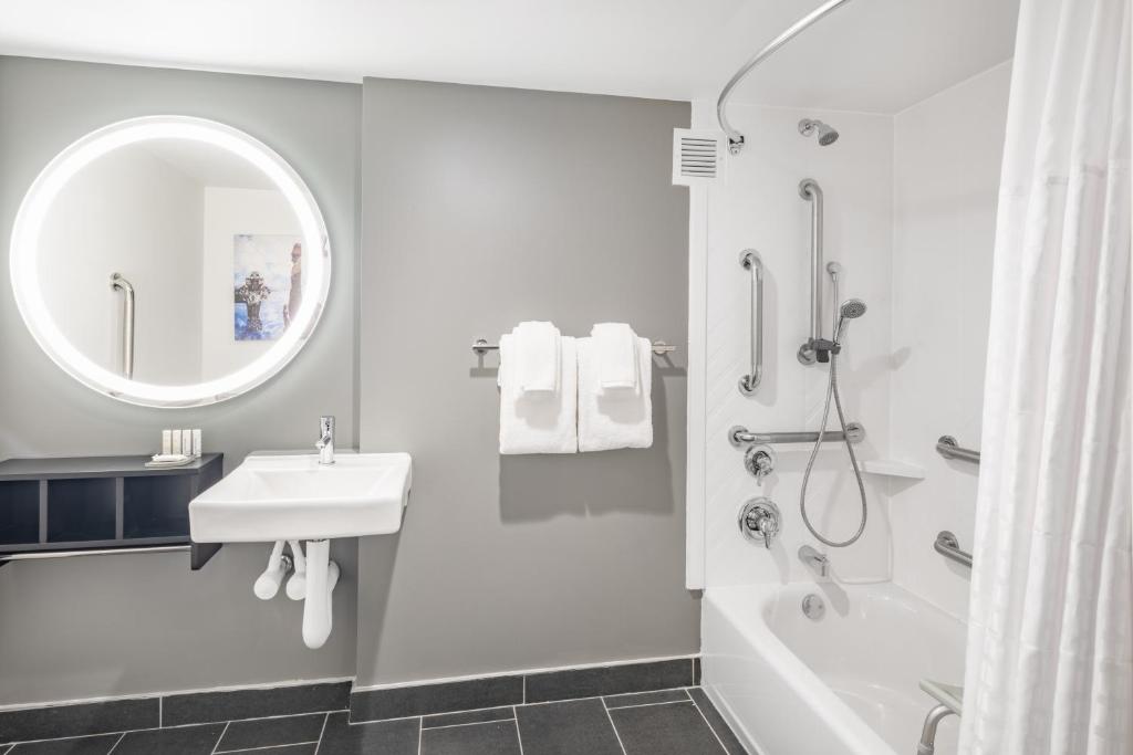 La Quinta by Wyndham Chicago O'Hare Airport photo