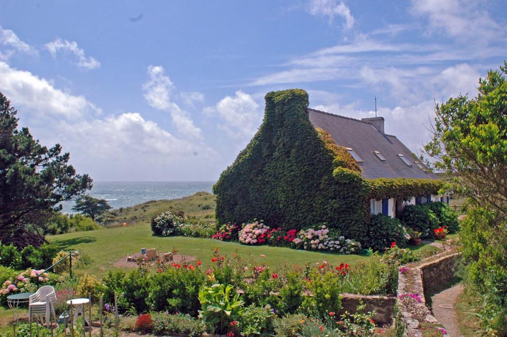 una casa con giardino di fronte all'oceano di La Criste Marine a Groix
