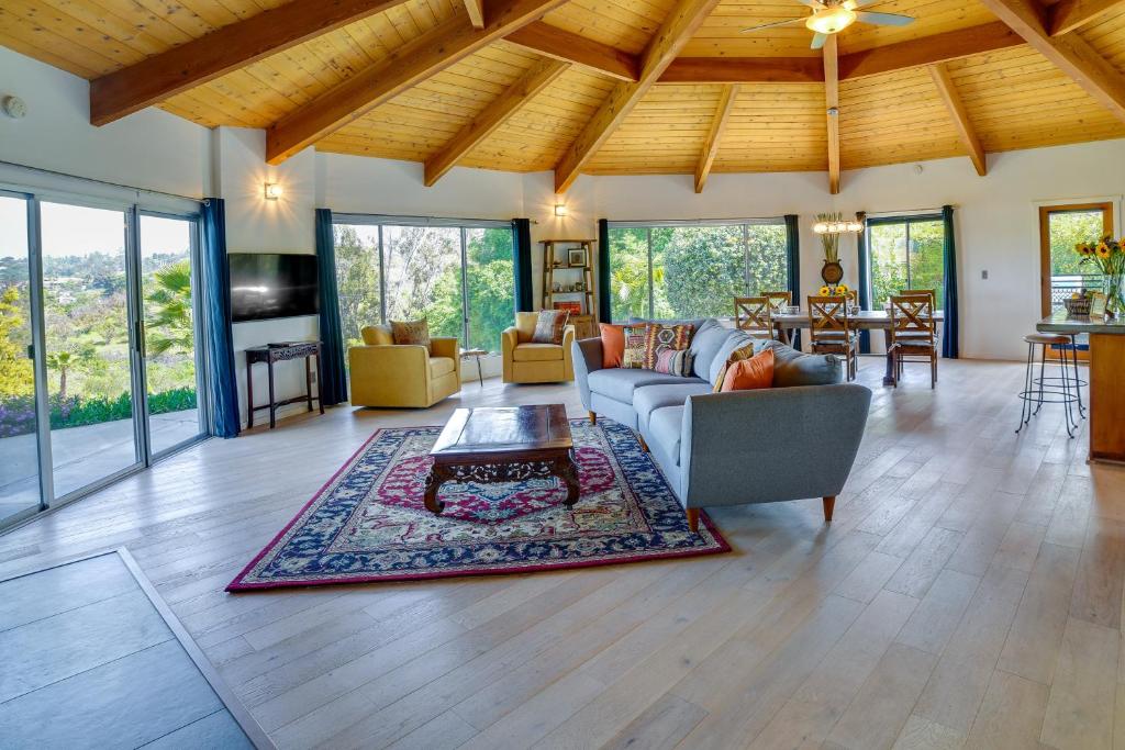 Χώρος καθιστικού στο Fallbrook Home with Mountain Views Close to Hiking!