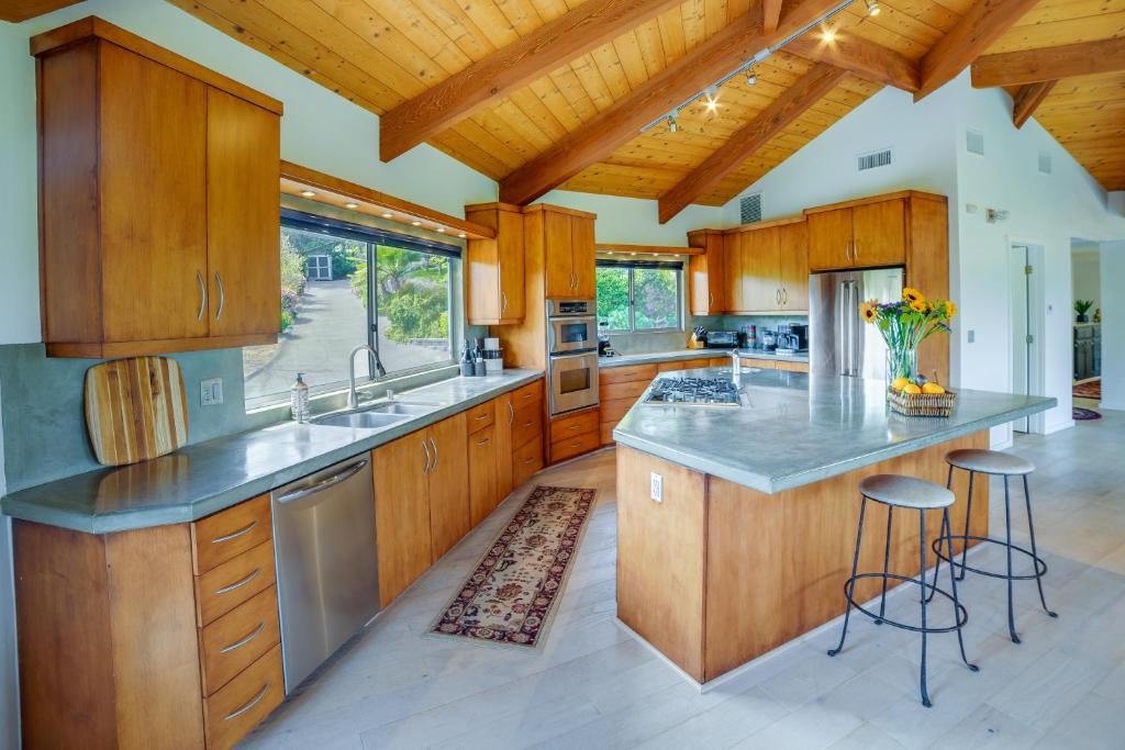 Fallbrook Home with Mountain Views Close to Hiking! - Holiday Home