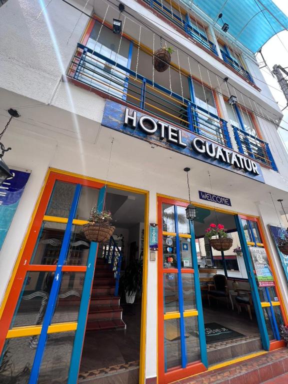 un cartello dell'hotel Guatemala sulla facciata di un edificio di Hotel Guatatur a Guatapé
