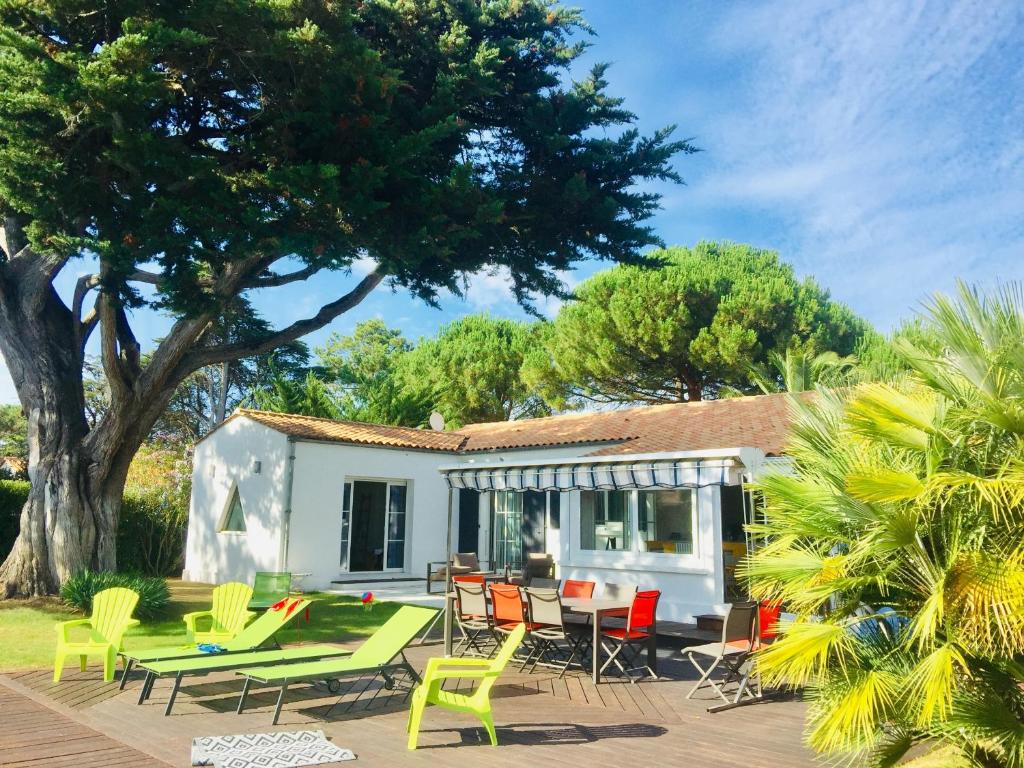 dom z patio z krzesłami i stołem w obiekcie La Taniere, piscine et 300m de la mer w mieście Saint-Georges-dʼOléron