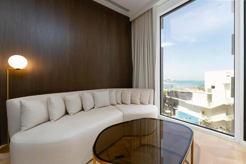 Posezení v ubytování Maison Privee - Glamourous Apt with Sea Views at FIVE Palm