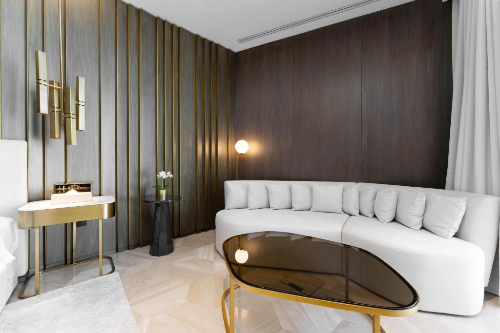 Posezení v ubytování Maison Privee - Glamourous Apt with Sea Views at FIVE Palm