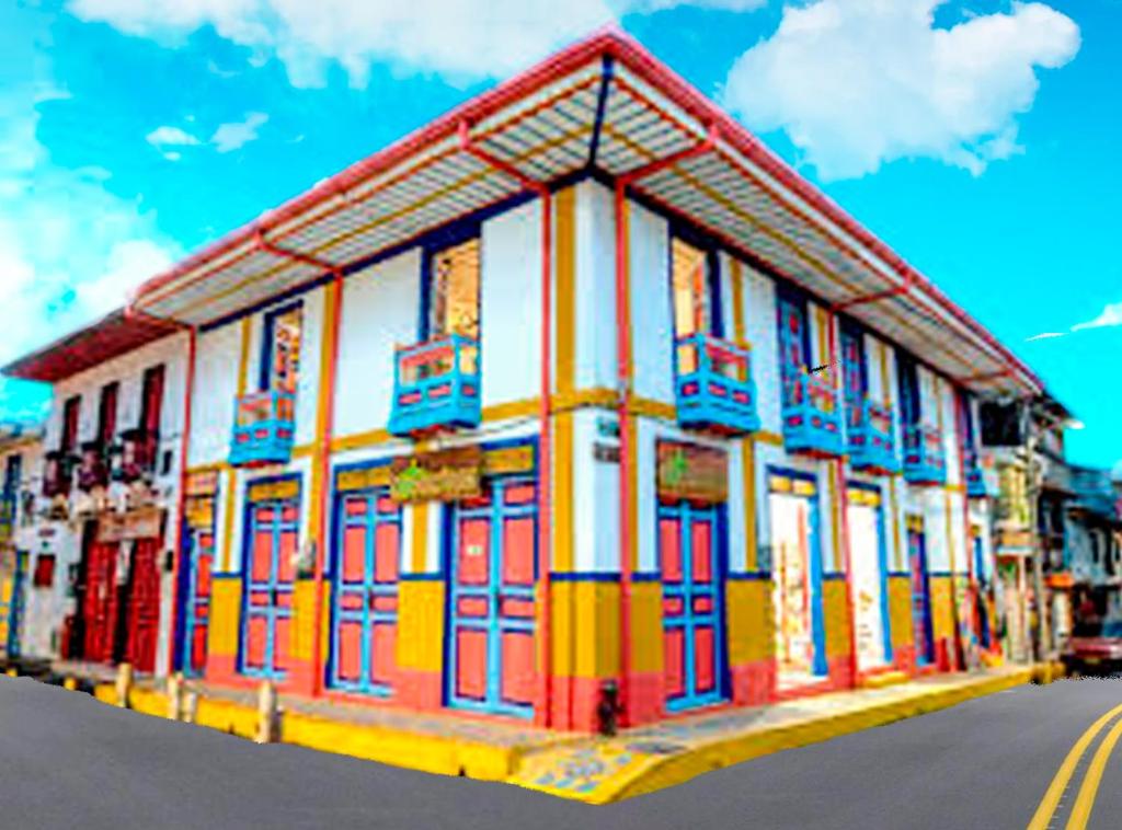 un edificio colorido con puertas coloridas en una calle en Mythos Hostal, en Filandia