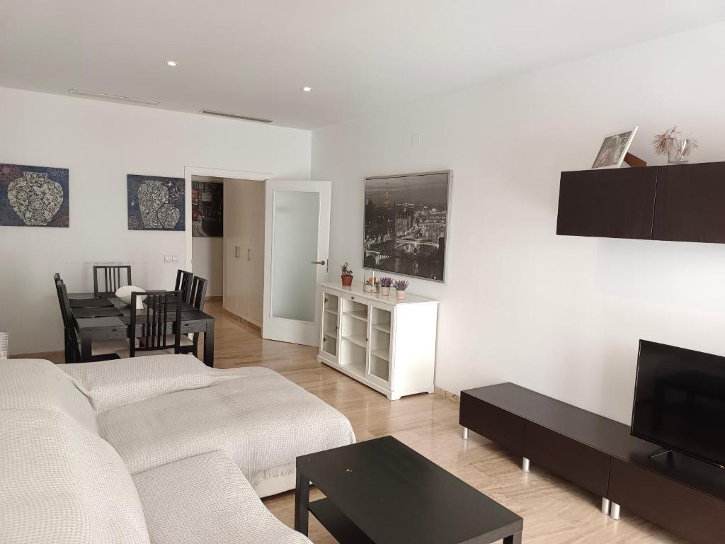 - un salon avec deux canapés blancs et une table dans l'établissement Luxueux Appartement, à Alicante