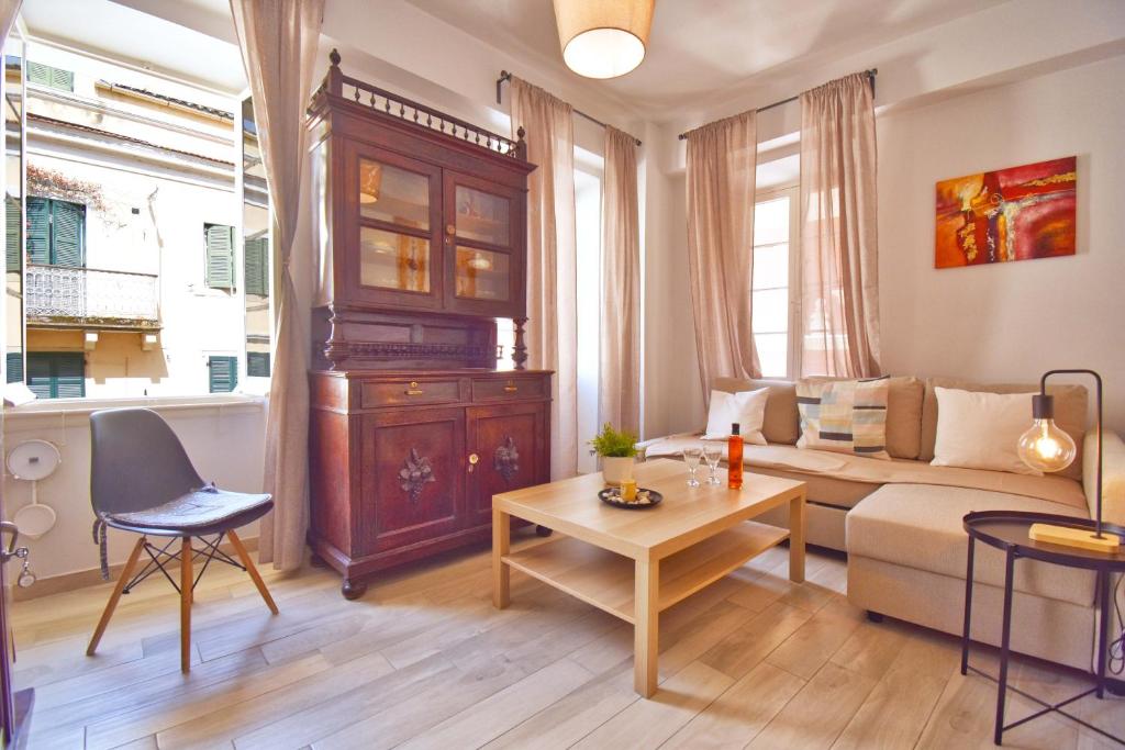 A seating area at Mitropolis Old Town Apartment