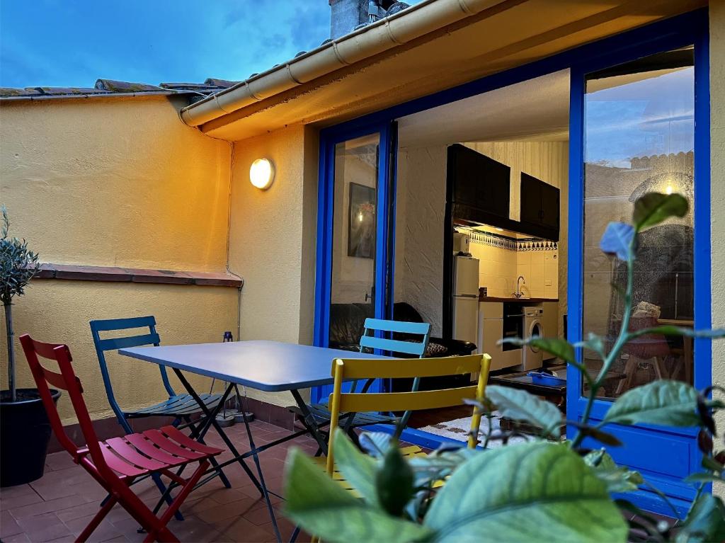 Televízia a/alebo spoločenská miestnosť v ubytovaní Duplex terrasse, Collioure