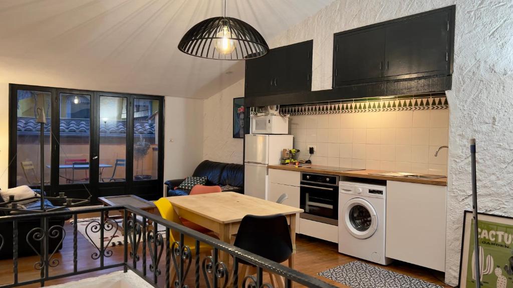 Kuchyňa alebo kuchynka v ubytovaní Duplex terrasse, Collioure