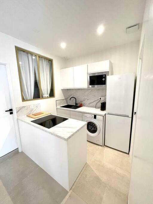 Kuchyňa alebo kuchynka v ubytovaní Appartement moderne + Parking à 50m de la mer