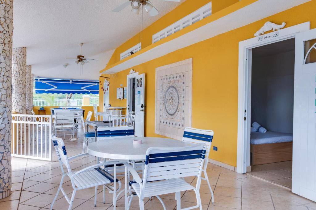 Posezení v ubytování Casamares Private Room Arena with Pool and Barbecue 5 min to Boqueron and Beaches