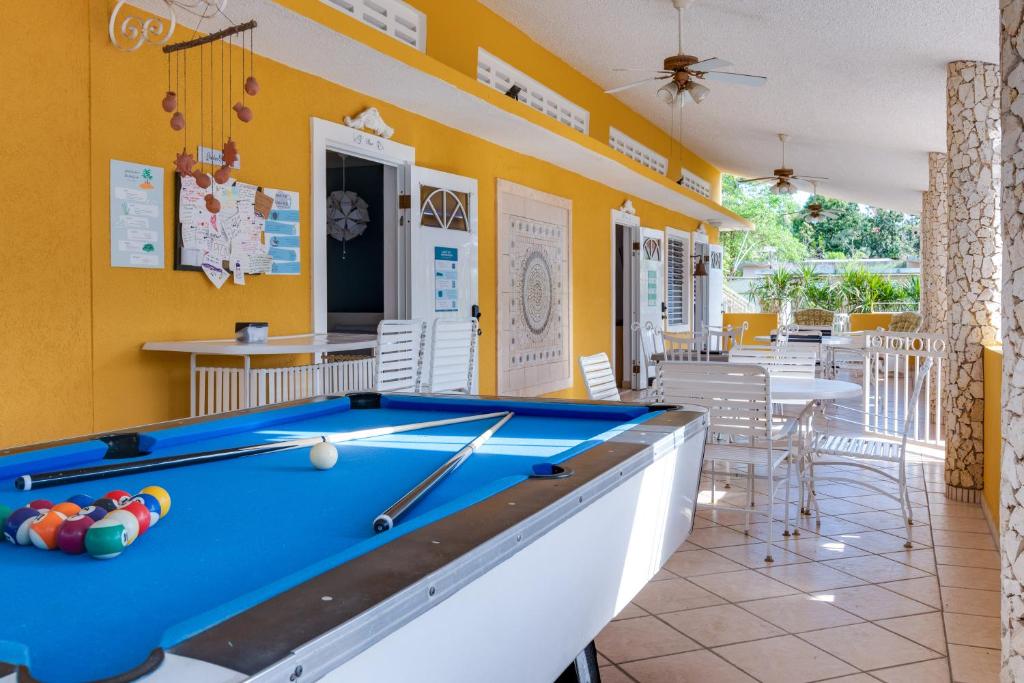 Biliár nebo kulečník v ubytování Casamares Private Room Arena with Pool and Barbecue 5 min to Boqueron and Beaches