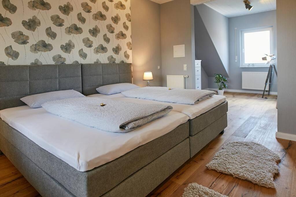 1 dormitorio con 1 cama grande en una habitación en Gästesuite am Lindenhof, en Bruchhausen