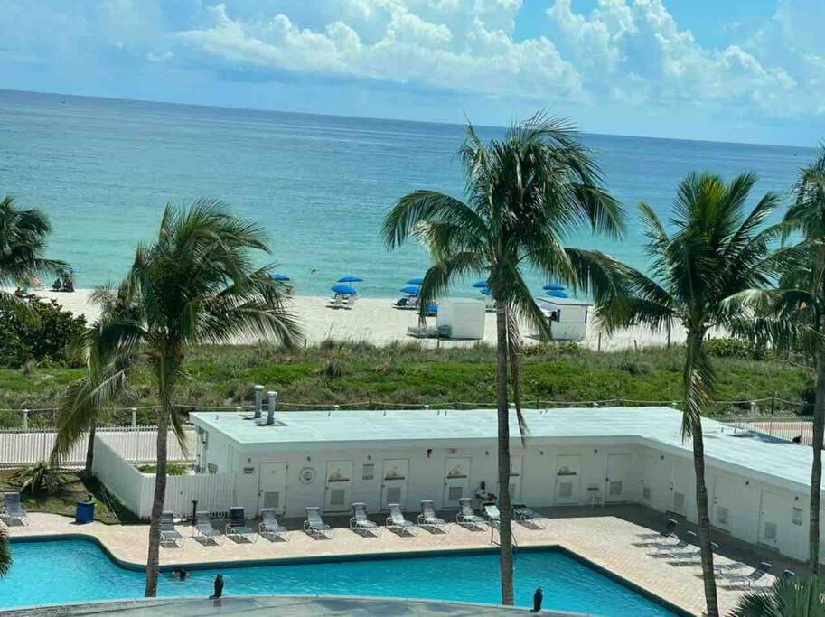 Blick auf ein Resort mit Palmen und den Strand in der Unterkunft Chic Ocean Front Studio! in Miami Beach