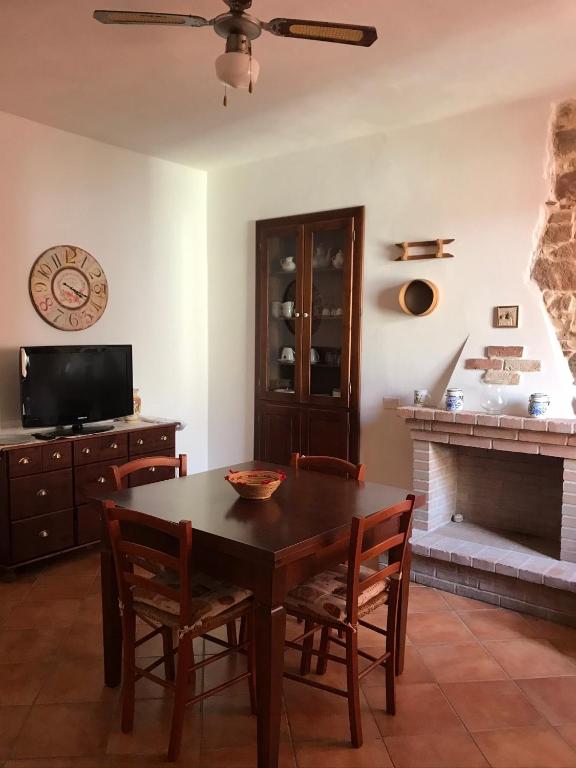 A television and/or entertainment centre at CASA VACANZE "SU PORTALE"