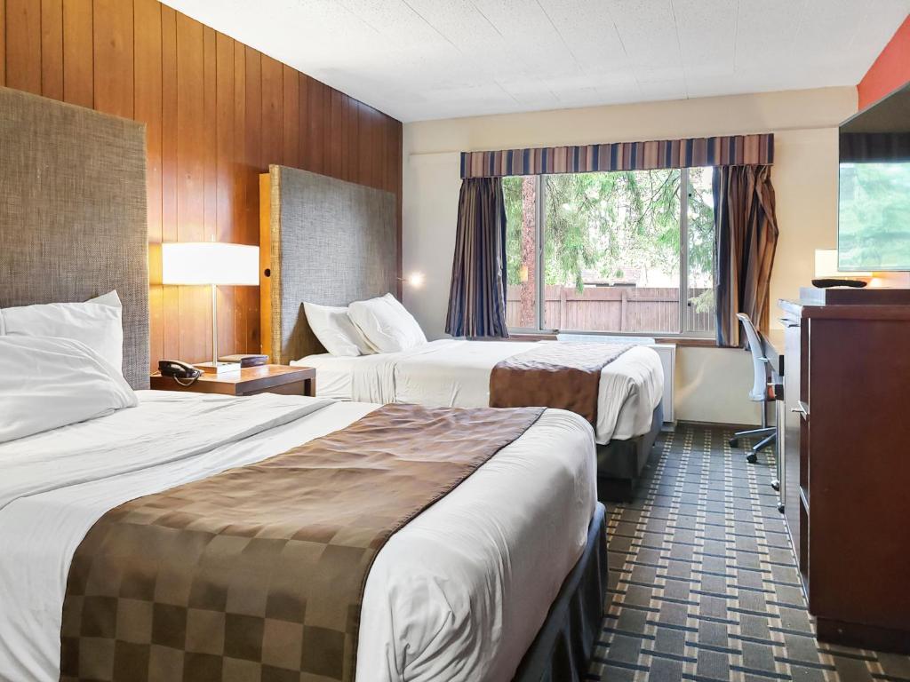 pokój hotelowy z 2 łóżkami i oknem w obiekcie Americas Best Value Inn Hinckley w mieście Hinckley