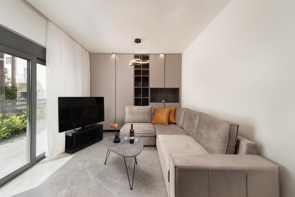 uma sala de estar com um sofá e uma televisão em 30 Senses Luxury Apartment Insight em Ialyssos