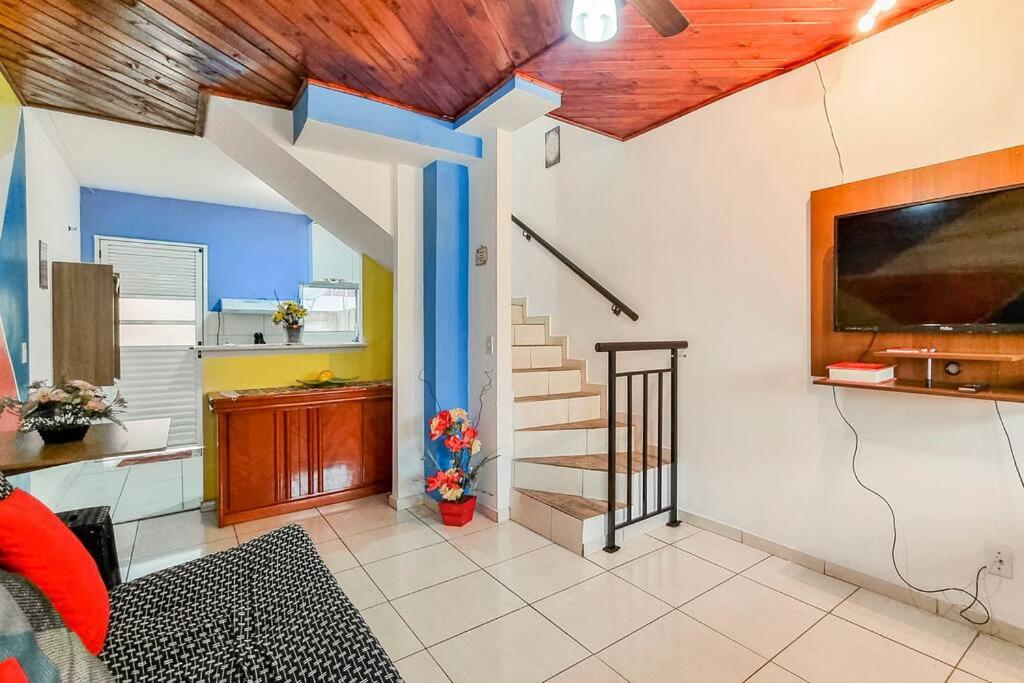 里約熱內盧的住宿－Cantinho da Alegria，一间带楼梯和电视的客厅