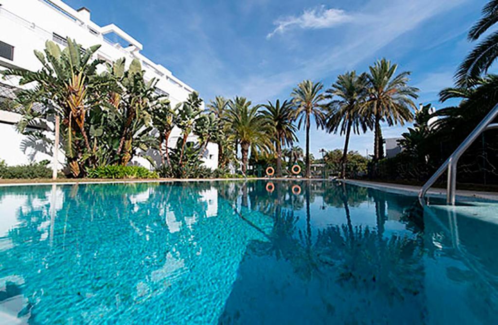 Bazén v ubytovaní APARTAMENTO LA CALA DE MIJAS VITANIA COSTA DEL SoL alebo v jeho blízkosti
