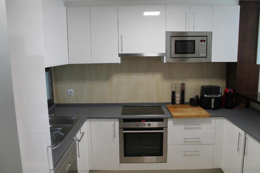 Kuchyňa alebo kuchynka v ubytovaní APARTAMENTO LA CALA DE MIJAS VITANIA COSTA DEL SoL