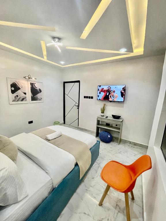 Televiisor ja/või meelelahutuskeskus majutusasutuses Morak homes - Smart luxury 4-bed with private swimming pool, PS5, snooker, mini gym in reserved secured estate