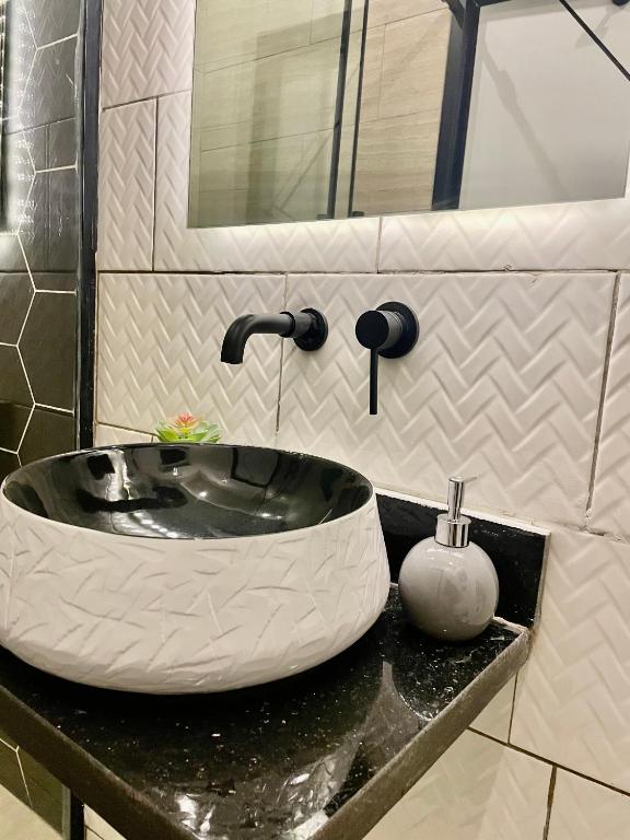 Vannituba majutusasutuses Morak homes - Smart luxury 4-bed with private swimming pool, PS5, snooker, mini gym in reserved secured estate