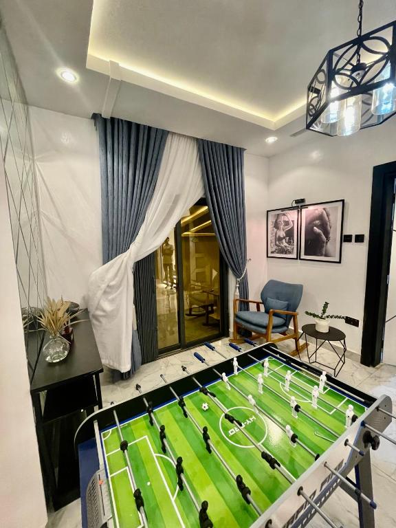Mängude tuba majutusasutuses Morak homes - Smart luxury 4-bed with private swimming pool, PS5, snooker, mini gym in reserved secured estate