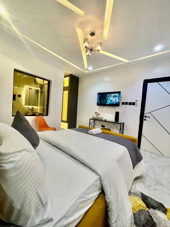 Voodi või voodid majutusasutuse Morak homes - Smart luxury 4-bed with private swimming pool, PS5, snooker, mini gym in reserved secured estate toas
