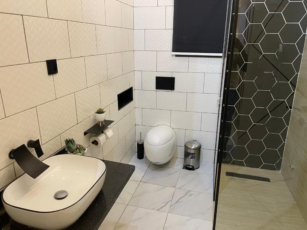 Vannituba majutusasutuses Morak homes - Smart luxury 4-bed with private swimming pool, PS5, snooker, mini gym in reserved secured estate